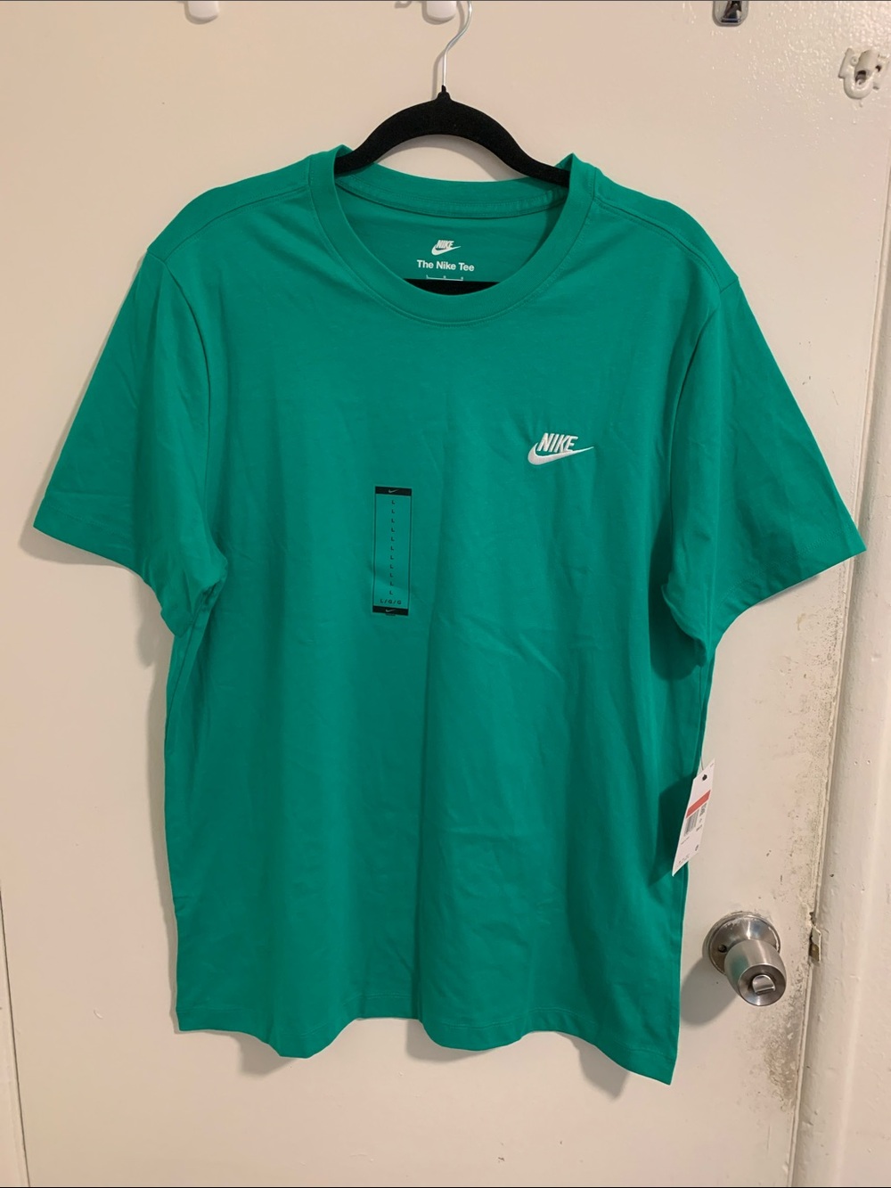 Men’s the Nike tee in green! NWT